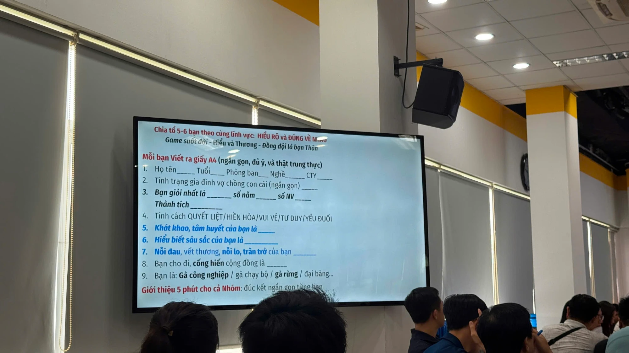 Slide: Chia tổ 5-6 bạn theo cùng lĩnh vực, phiếu 9 câu viết ra giấy A4