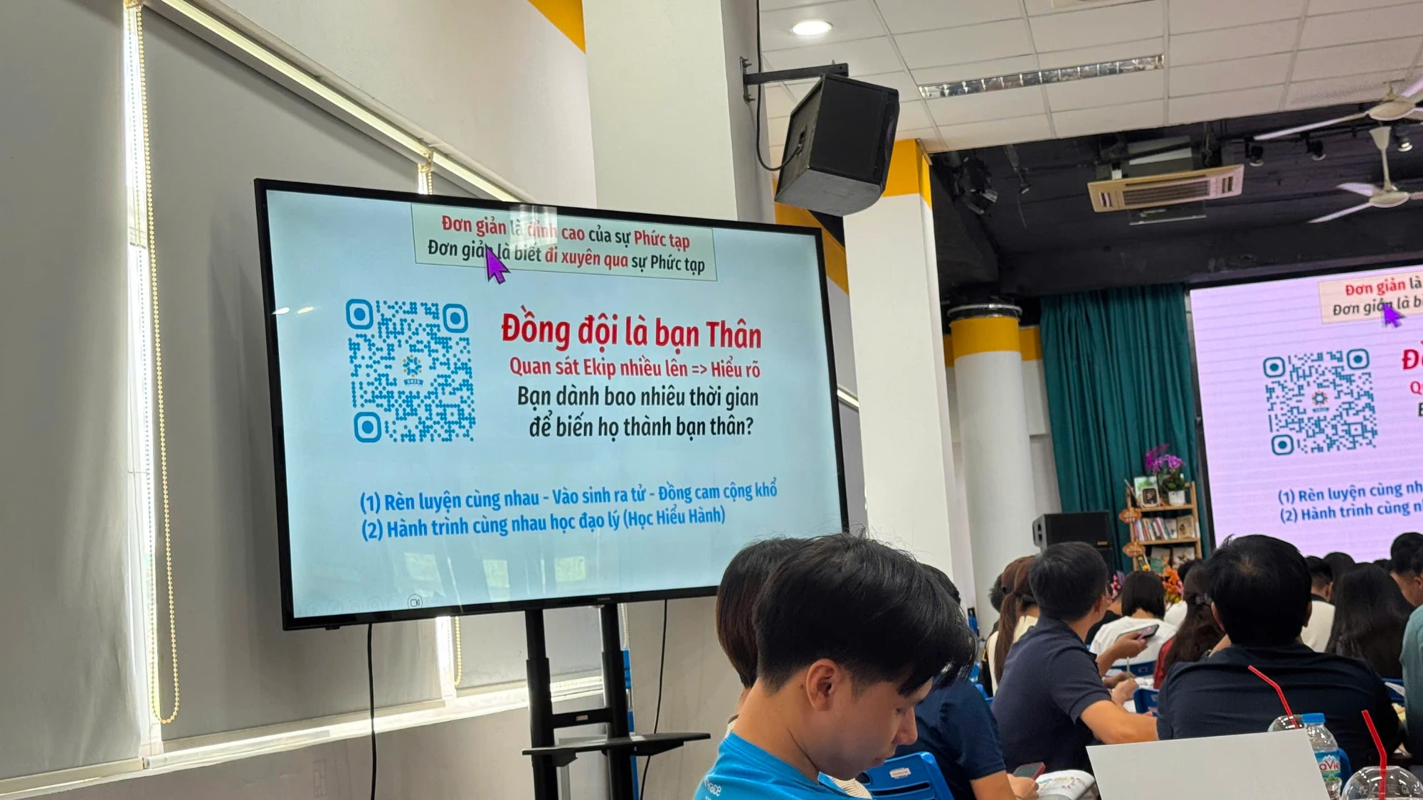 Slide: Đồng đội là bạn Thân, quan sát ekip nhiều lên để hiểu rõ